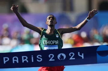 Tamirat Tola v cíli olympijského maratonu