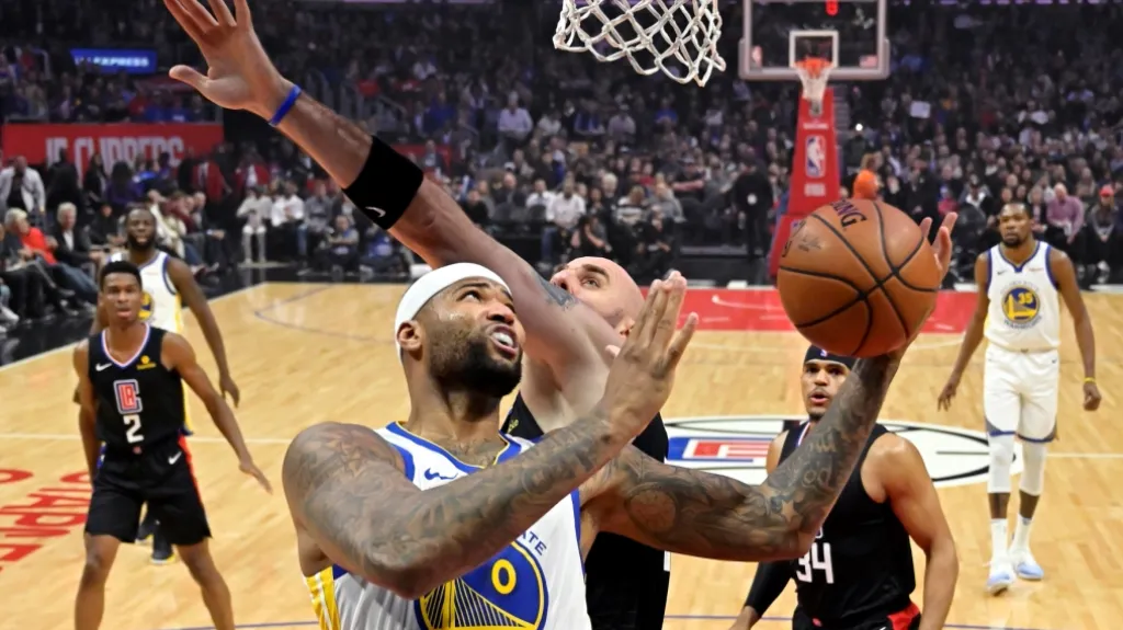 DeMarcus Cousins z Golden State Warriors v akci pod košem