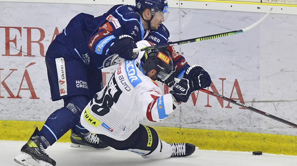 Ladislav Šmíd z Liberce v souboji s Michalem Řepíkem ze Sparty