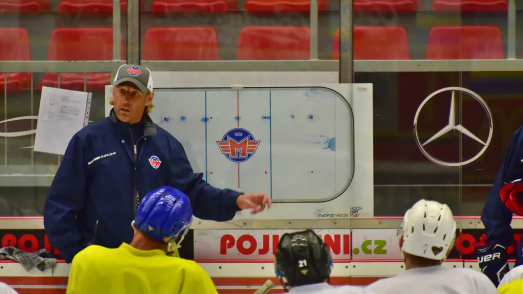 Václav Prospal vede trénink hokejistů Českých Budějovic