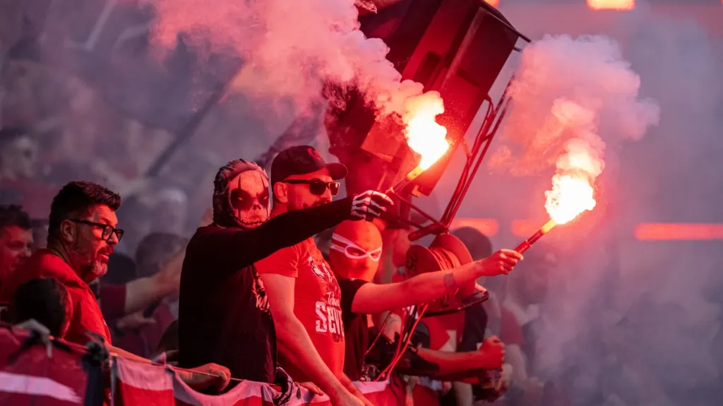 Fanoušci Slavie při derby se Spartou