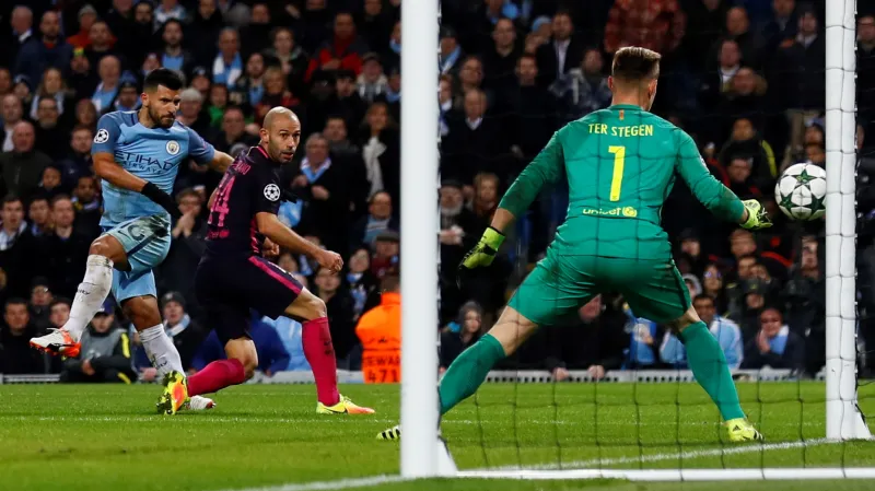 Sergio Agüero (vlevo) střílí na branku Marca Ter Stegena