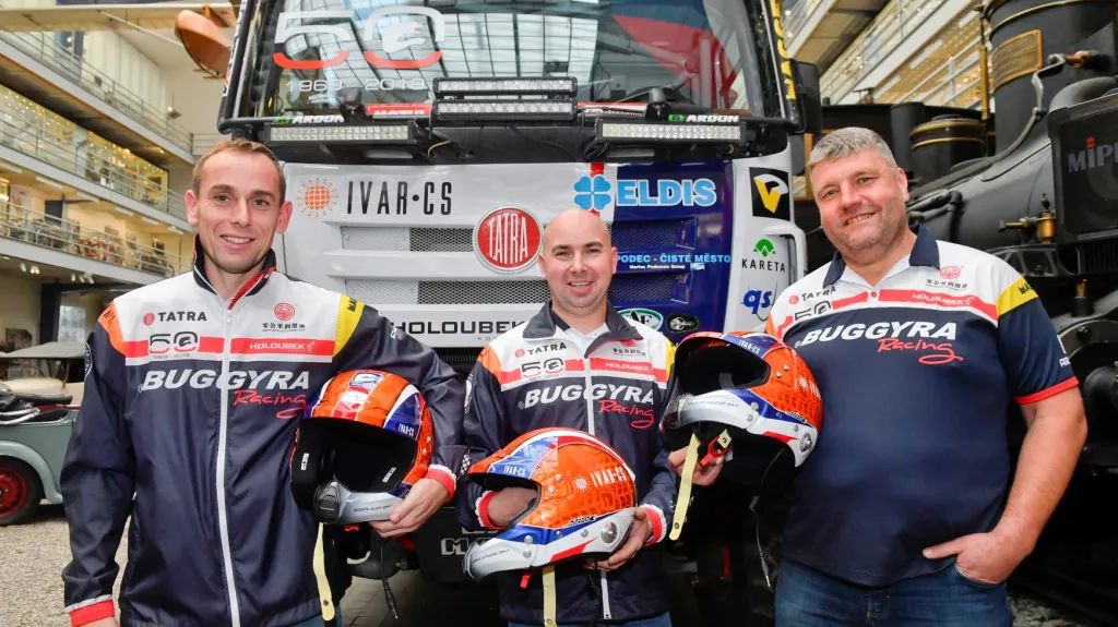 Martin Kolomý (vpravo) s posádkou týmu Buggyra Racing