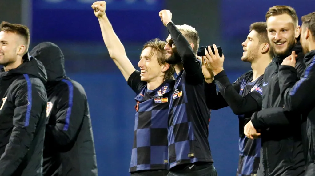 Luka Modrič se s chorvatským týmem raduje z výhry nad Španělskem