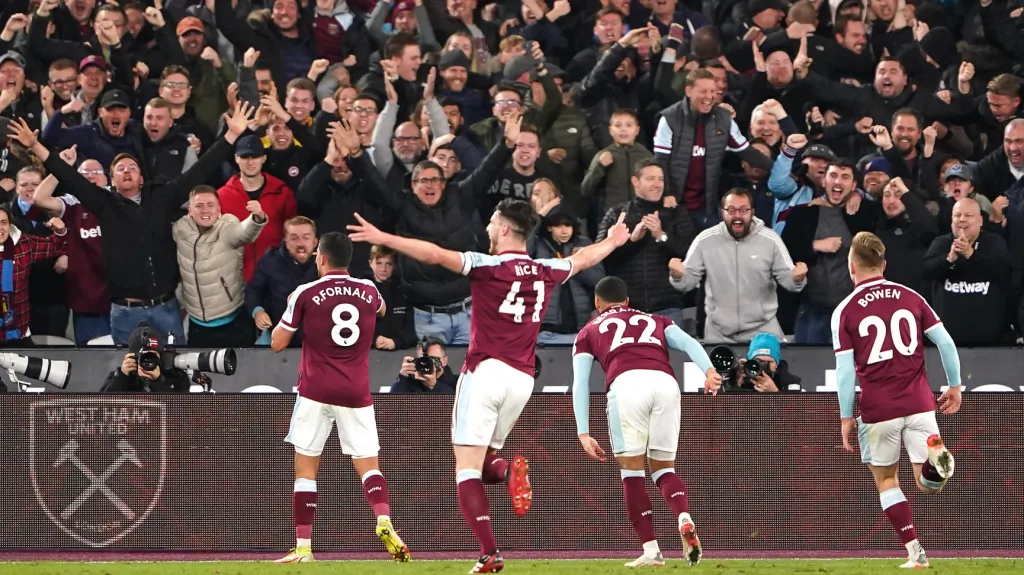 Fotbalisté West Hamu po gólu v síti Liverpoolu