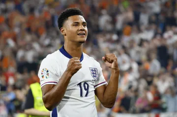 Angličan Ollie Watkins se raduje z postupu do finále Eura