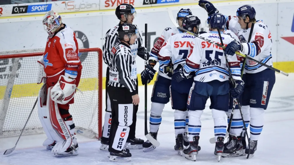 Slavící hokejisté Liberce v zápase proti Olomouci