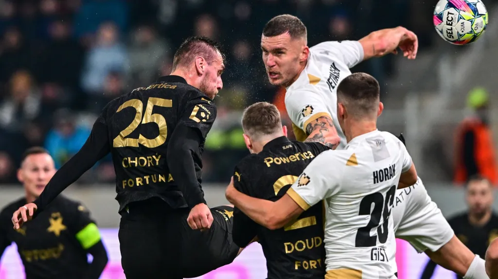 Tomáš Chorý ze Slavie hlavičkuje v utkání proti Hradci Králové