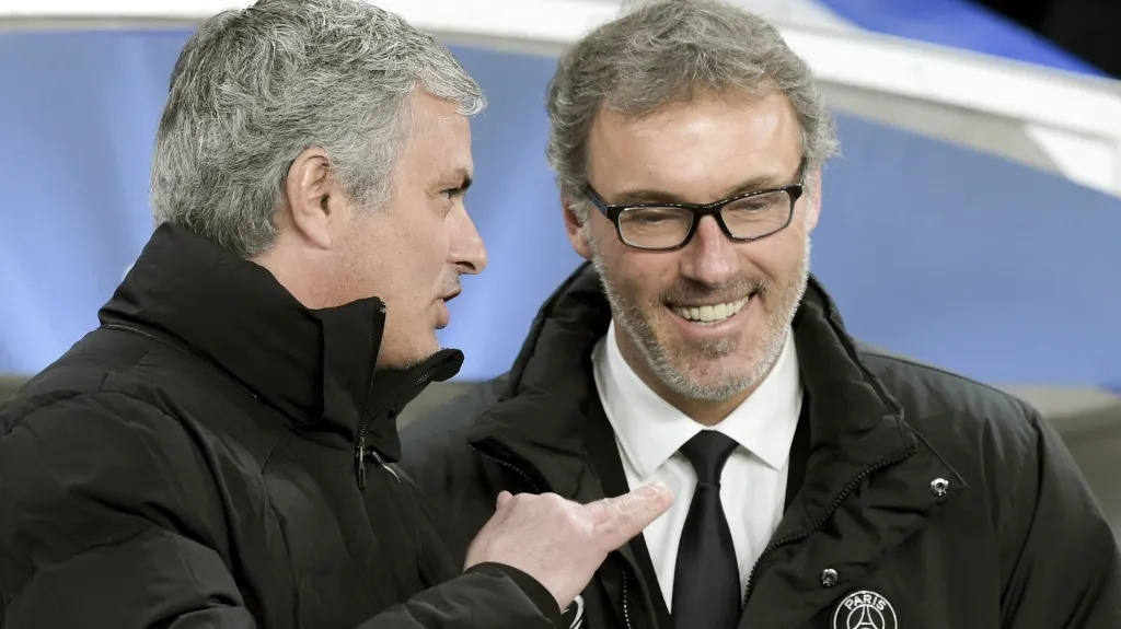 Trenéři José Mourinho a Laurent Blanc během souboje Chelsea - PSG
