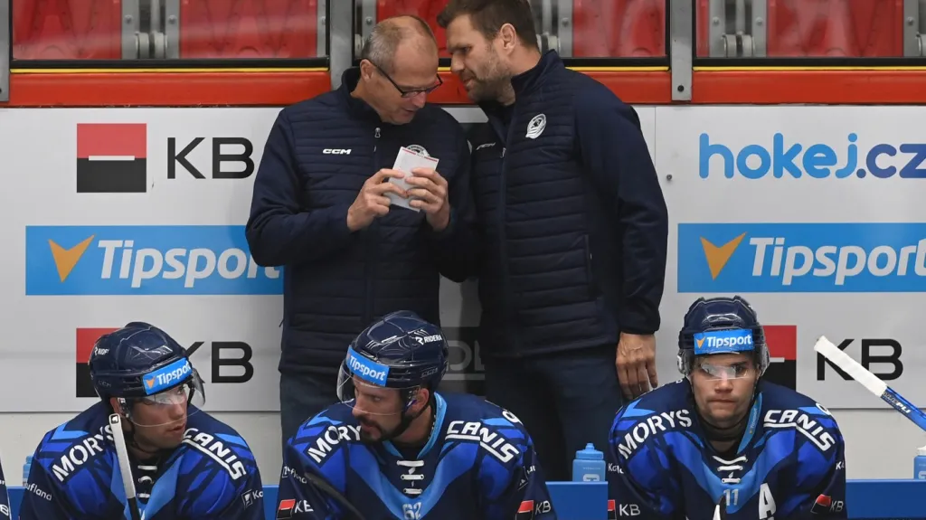 Trenér Václav Varaďa na střídačce Vítkovic při přípravném utkání