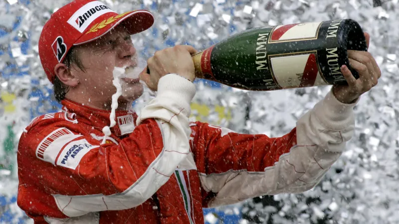 Kimi Raikkönen oslavuje zisk titulu mistra světa F1