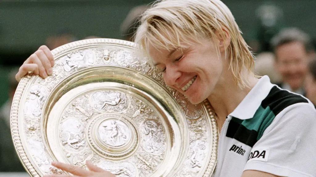 Jana Novotná s trofejí pro vítězku Wimbledonu