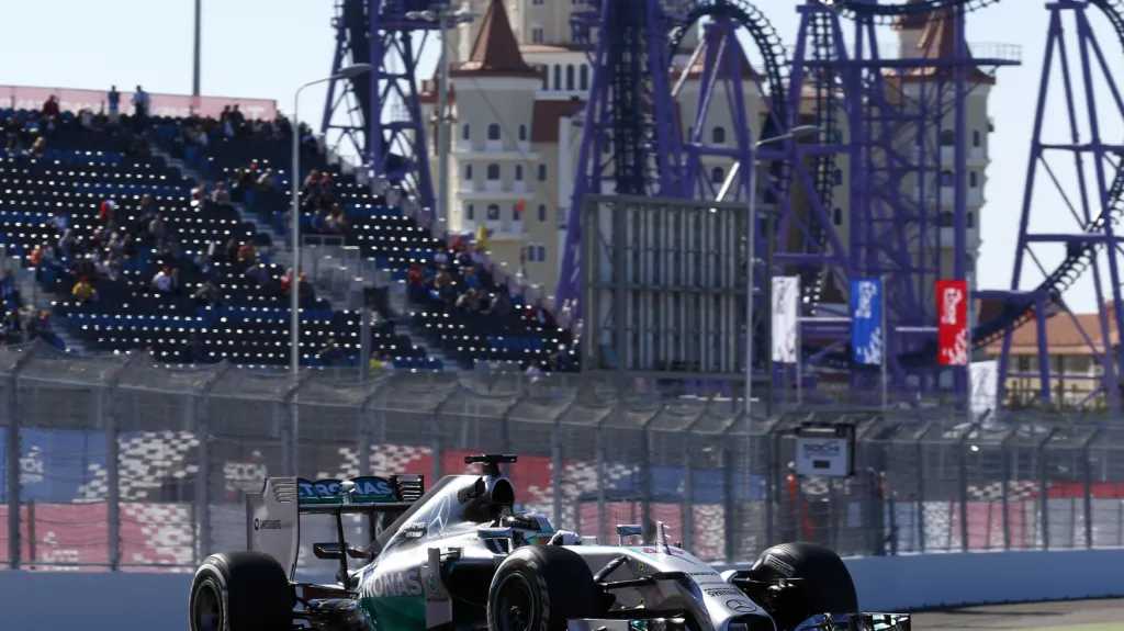 Lewis Hamilton z Mercedesu během kvalifikace VC Ruska