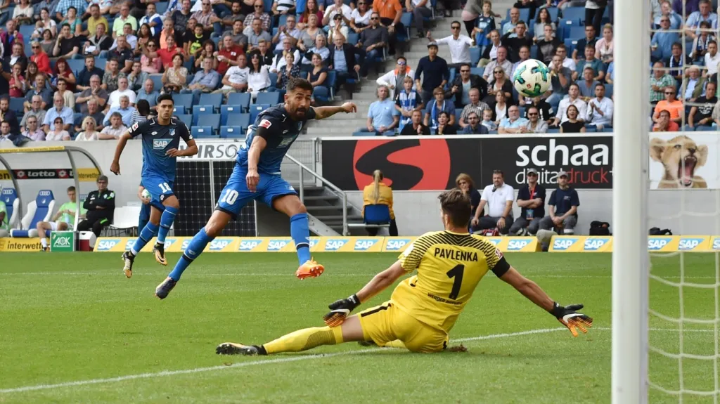 Brankář Brém Jiří Pavlenka v zápase proti Hoffenheiumu