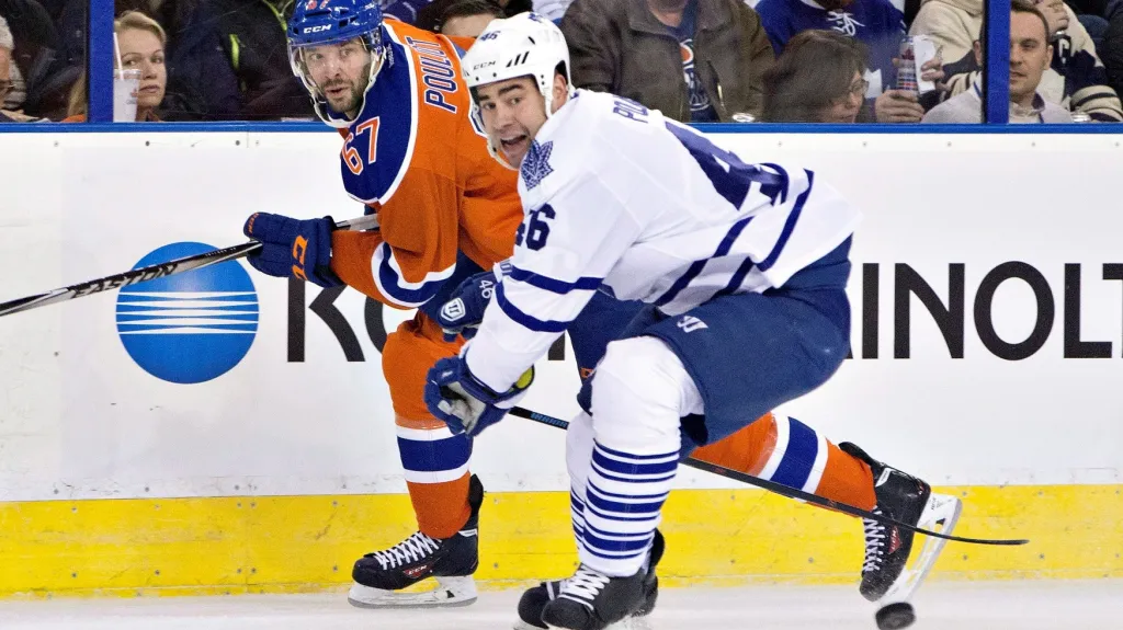 Roman Polák (v bílém) v dresu Toronta v duelu proti Edmontonu