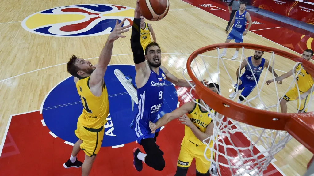 Tomáš Satoranský smečuje do koše ve čtvrtfinále MS s Austrálií