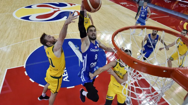 Tomáš Satoranský smečuje do koše ve čtvrtfinále MS s Austrálií