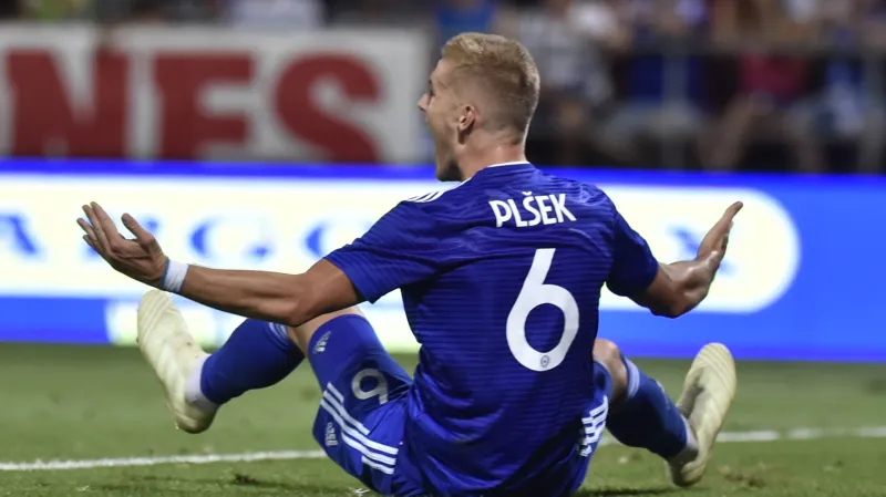 Jakub Plšek z Olomouce v utkání předkola EL se Sevillou