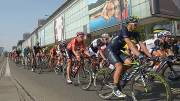 Peloton na trati druhé etapy závodu kolem Polska