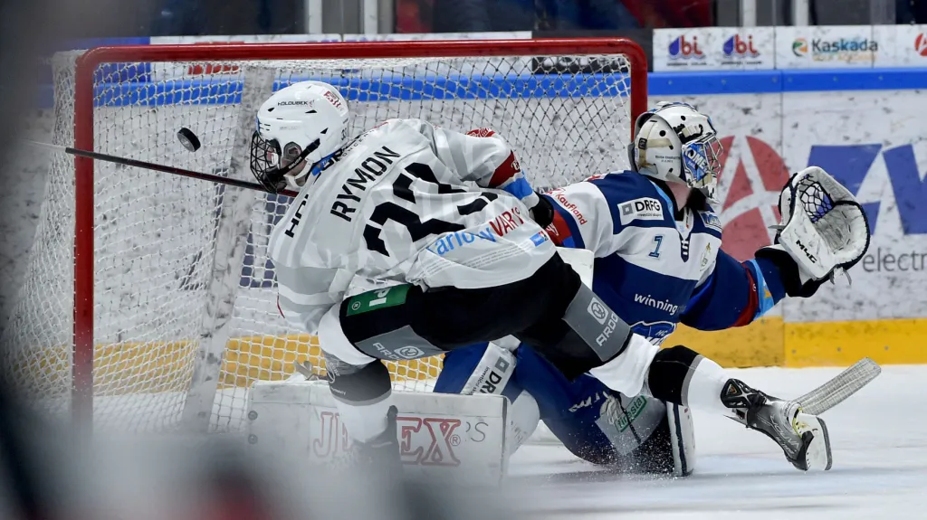 Karlovarský mladík Dominik Rymon překonává Marka Čiliaka