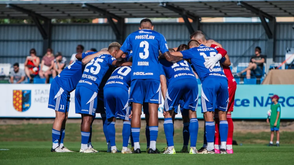 Fotbalisté Prostějova se povzbuzují před utkáním druhé ligy