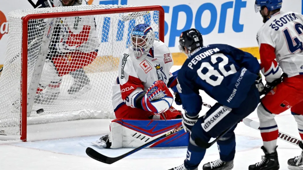 Fin Harri Pesonen překonává Karla Vejmelku