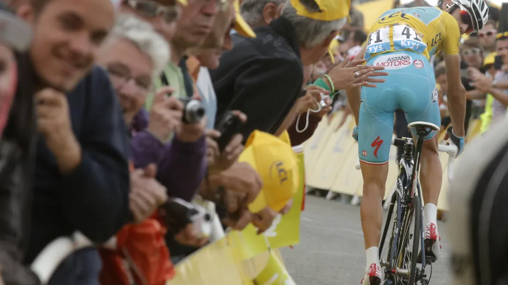 Vincenzo Nibali se ohlíží za soupeři na Hautacamu