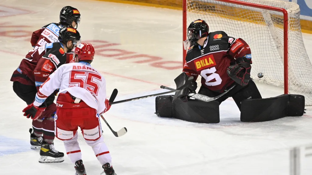 Brankář Sparty Matěj Machovský inkasuje v utkání proti Třinci