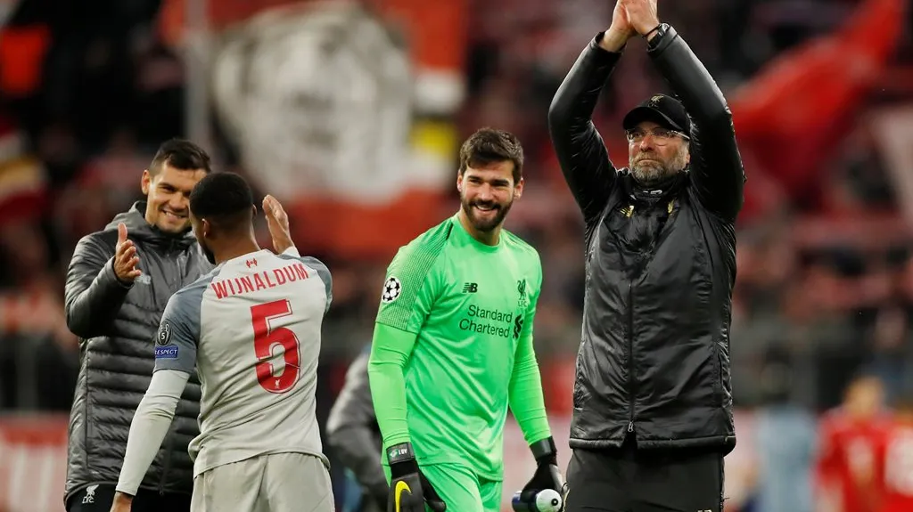 Trenér Liverpoolu Jürgen Klopp (vpravo) se raduje s hráči po utkání v Mnichově