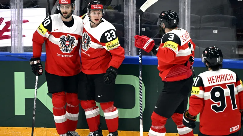 Hokejisté Rakouska se radují z gólu