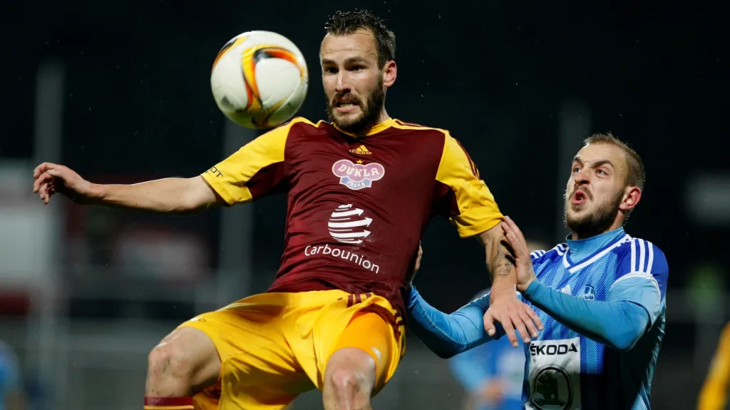 Branislav Miloševič z Dukly si pokrývá míč před Jiřím Skalákem z Mladé Boleslavi