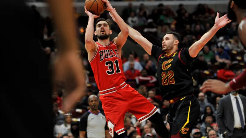 Tomáš Satoranský (vlevo) střílí na koš v utkání proti Clevelandu