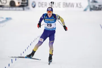 Ukrajinec Dmytro Pidručnyj dojíždí do cíle stíhacího závodu na mistrovství světa