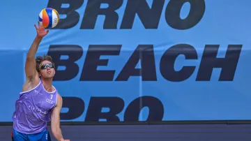 Do nedělních bojů o medaile postoupily čtyři české páry