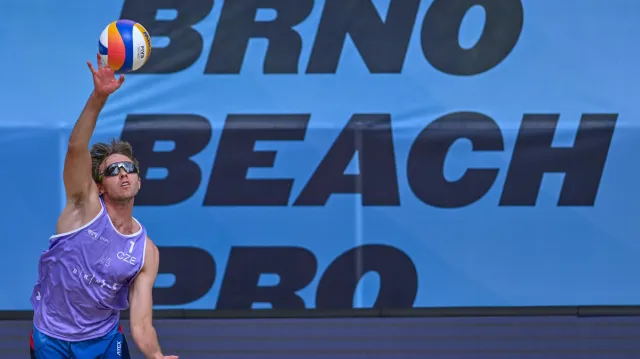 Do nedělních bojů o medaile postoupily čtyři české páry