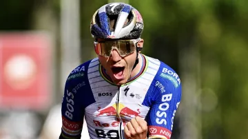 Evenepoel porazil ve spurtu Skjelmoseho a triumfoval na Amstel Gold Race