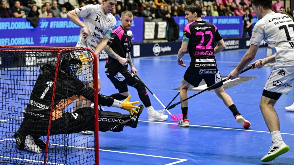 Marek Beneš (v bílem vlevo) ve finále Poháru mistrů