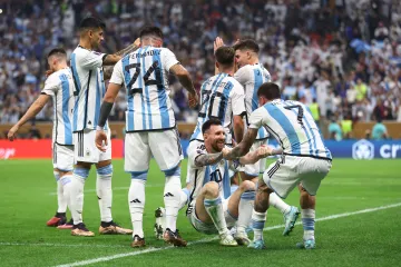 Argentinci v čele s Lionelem Messim oslavují gól