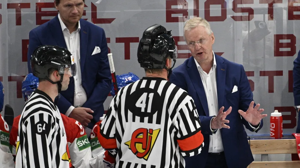 Kari Jalonen v diskuzi s rozhodčími