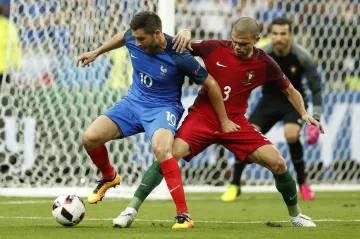 Andre-Pierre Gignac v souboji s Portugalcem Pepem