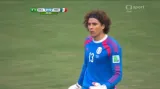 Šance v utkání Brazílie - Mexiko: Ochoa výborně vyběhl (44. min.)