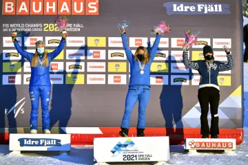 Eva Samková (vpravo) se raduje z bronzu