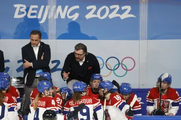 Trenér české ženské reprezentace Tomáš Pacina promlouvá k hráčkám