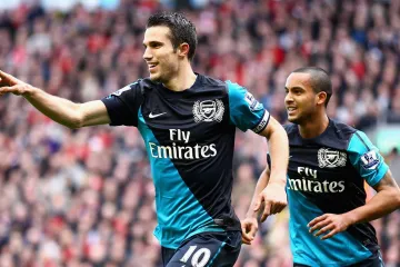 Persie slaví gól proti Liverpoolu