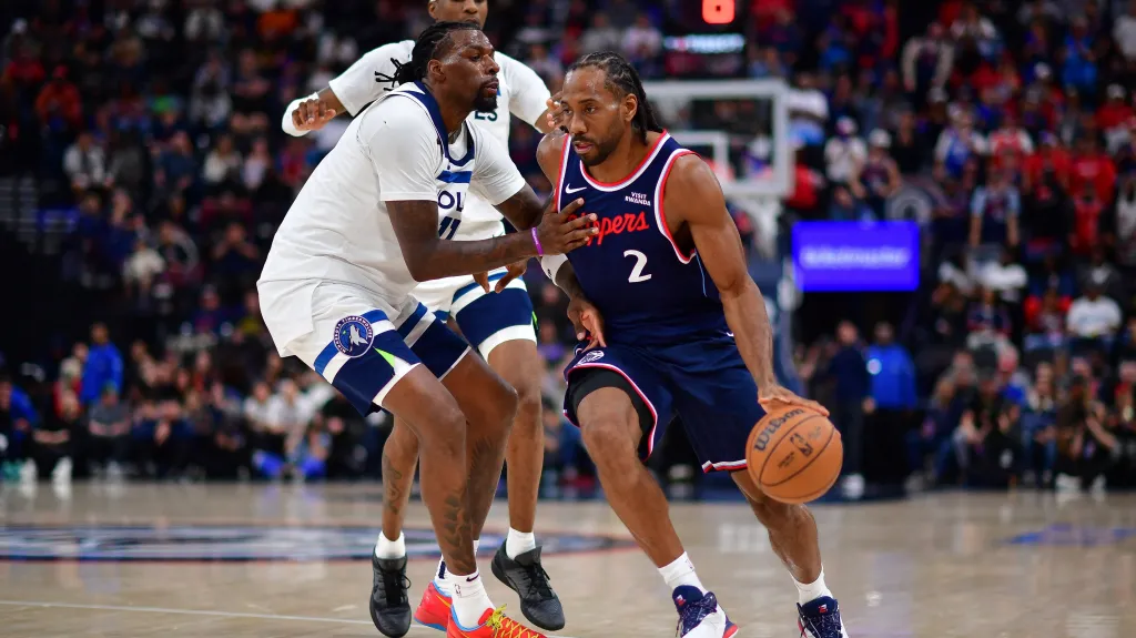 Naz Reid a Kawhi Leonard v utkání Clippers s Minnesotou