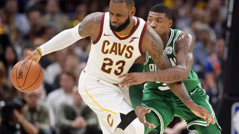 LeBron James v utkání s Bostonem