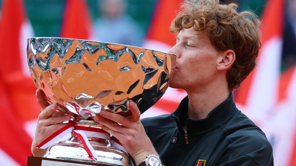 Jannik Sinner s trofejí z turnaje v Monte Carlu