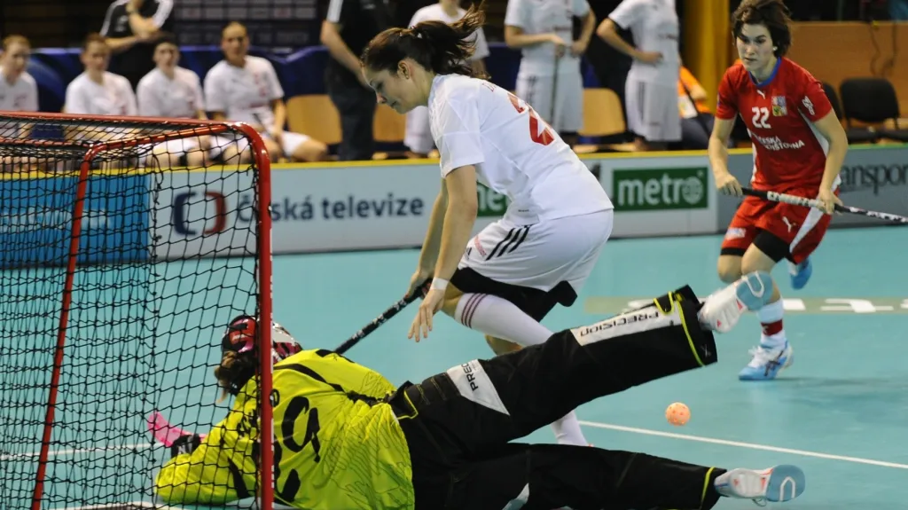 Lucie Paulovičová v situaci před švýcarskou brankářkou