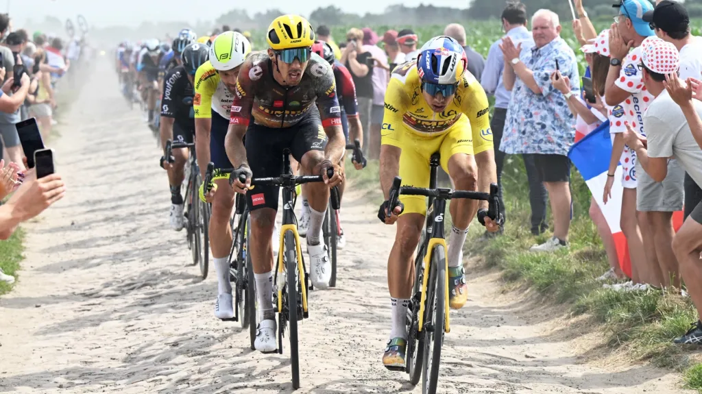 Waut van Aert slavící během etapy na Tour de France