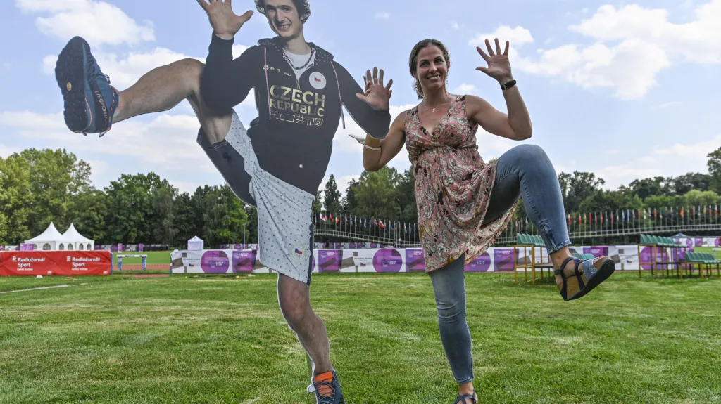 Česká tyčkařka Kateřina Janků pózuje při otevření Olympijského festivalu